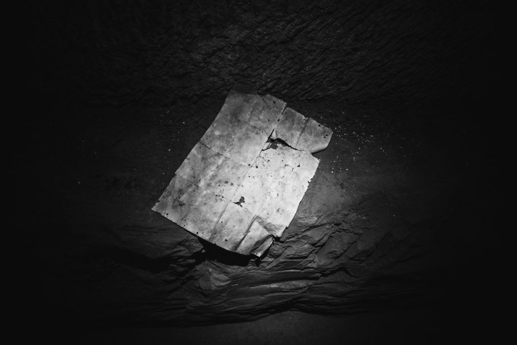 Cataphilie dans la nuit du 9 au 10 mai dans une galerie souterraine du 13éme arrondissement parisien avec une vingtaine de personne.