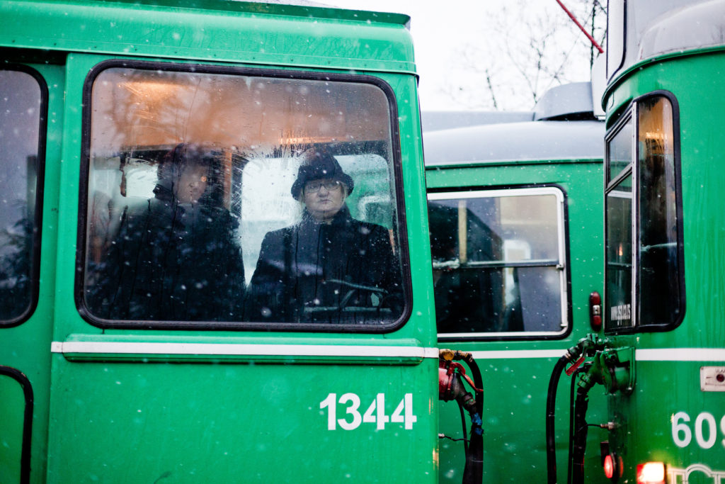 Une femme regarde vers l'extérieur d'un tramway de Belgrade au niveau de la Place Slavija alors que la capitale Serbe est recouverte de neige le 25 janvier 2012. /// A woman look outside from a Belgrade's tram in Slavija square then the Serbian capital is blanket by snow on January 25, 2012.