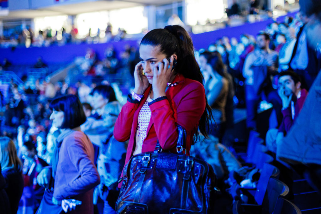 Une supportrice de handball serbe téléphone après la finale des 10èmes Championnats d'Europe de Handball entre l'équipe de Serbie et l'équipe du Danemark à la Belgrade Arena de Belgrade en Serbie le 29 janvier 2012. Le Danemark remporte le match et la compétition dans un stade rempli majoritairement de serbes. La compétition se déroule en du 15 au 29 janvier 2012 /// An handball serbian fan phoning after the final of the 2012 Men's European Handball Championship between Serbia & Denmark at Belgrade Arena in Belgrade, Serbia on January, 29 2012. Denmark wins the match & the Championship in this stadium with many serbian fans. This Championship helds in Serbia from January 15 to January 29, 2012.