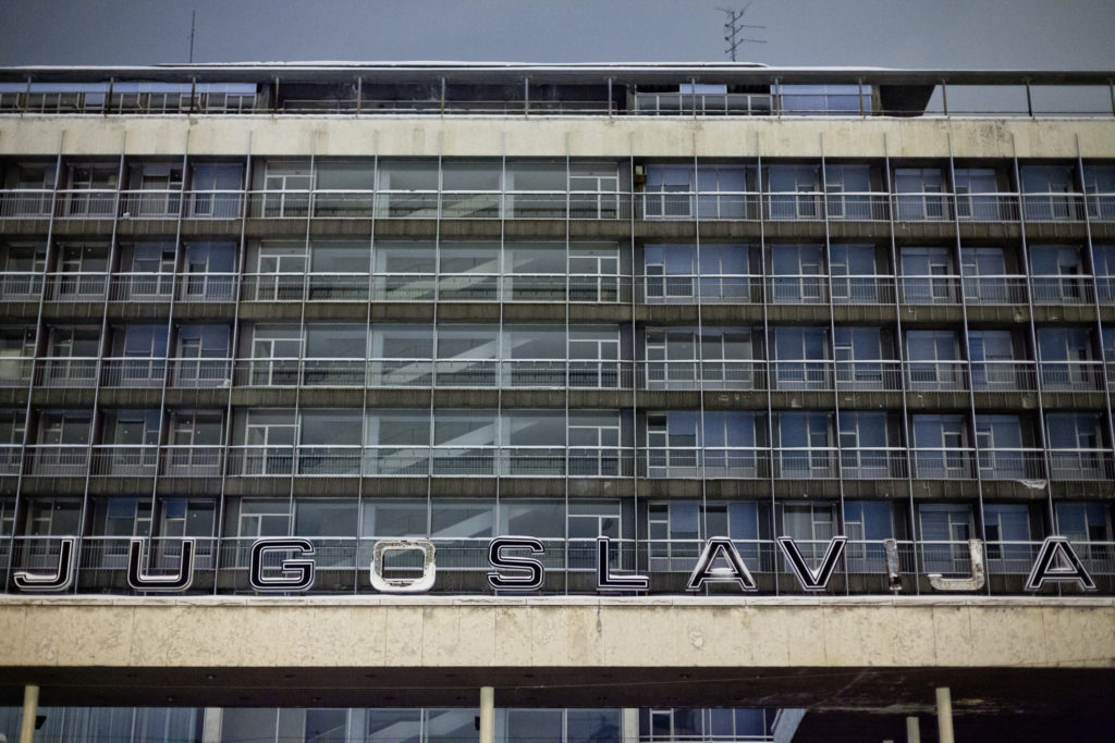Entrée principale de l'hôtel Jugoslavia sous la neige à Nouveau Belgrade en Serbie le 4 février 2012. Fermé à la suite d'un bombardement de l'OTAN en mai 1999, l’hôtel était l'un des plus luxueux de Serbie et de l'ex-Yougoslavie. Ouvert en 1969, il a accueilli de nombreuses célébrités et hommes politiques du monde entier. Racheté par des investisseurs Grec en 2010, le nouveau complexe de l’hôtel Jugoslavia devrait être opérationnel en 2013. /// Main entrance of the Hotel Jugoslavija under snow in the New Belgrade in Serbia on February 4, 2012. Closed in 1999 May after NATO bombings, the hotel was one of the oldest luxurious Serbian and former Yougoslavia. Opened in 1969, it was used as an accommodation for celebrities and high officials. Purchased in 2010 by Greek investors, the Hotel Yougoslavia is expected to be operational in 2013.