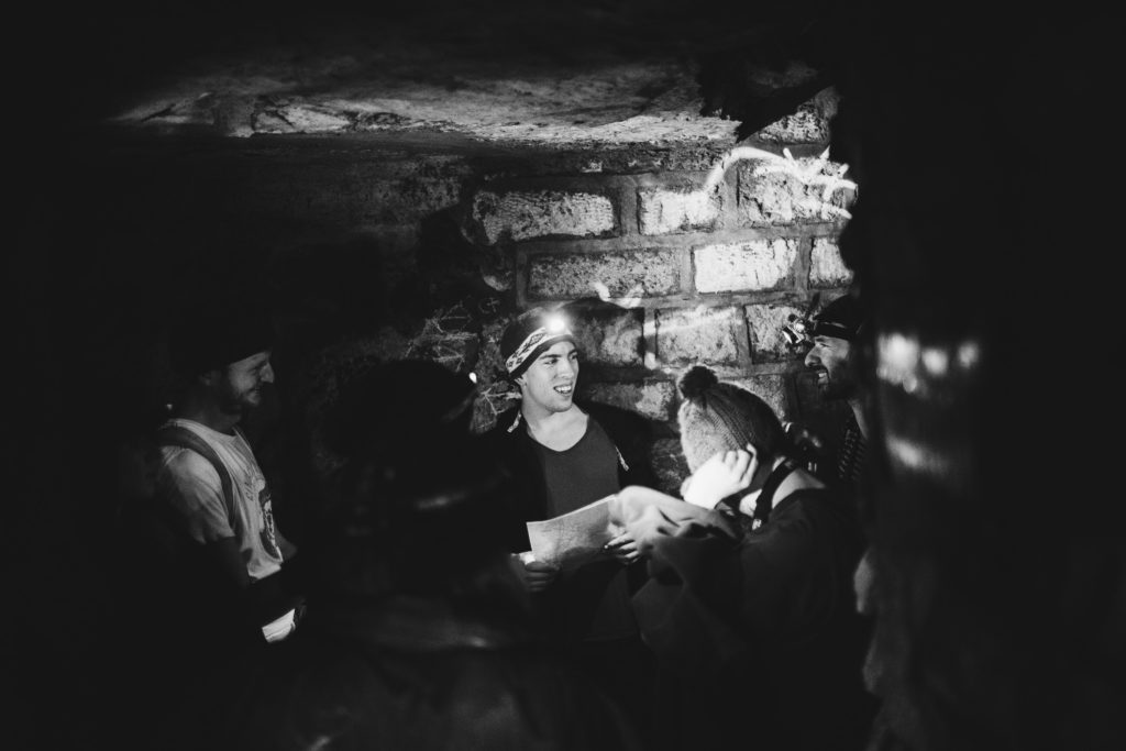Promenade dans les carrières souterraines de Paris autour de Place d'Italie dans le 13éme arrondissement la nuit du 21 janvier 2015 en présence d'une dizaine de personnes.