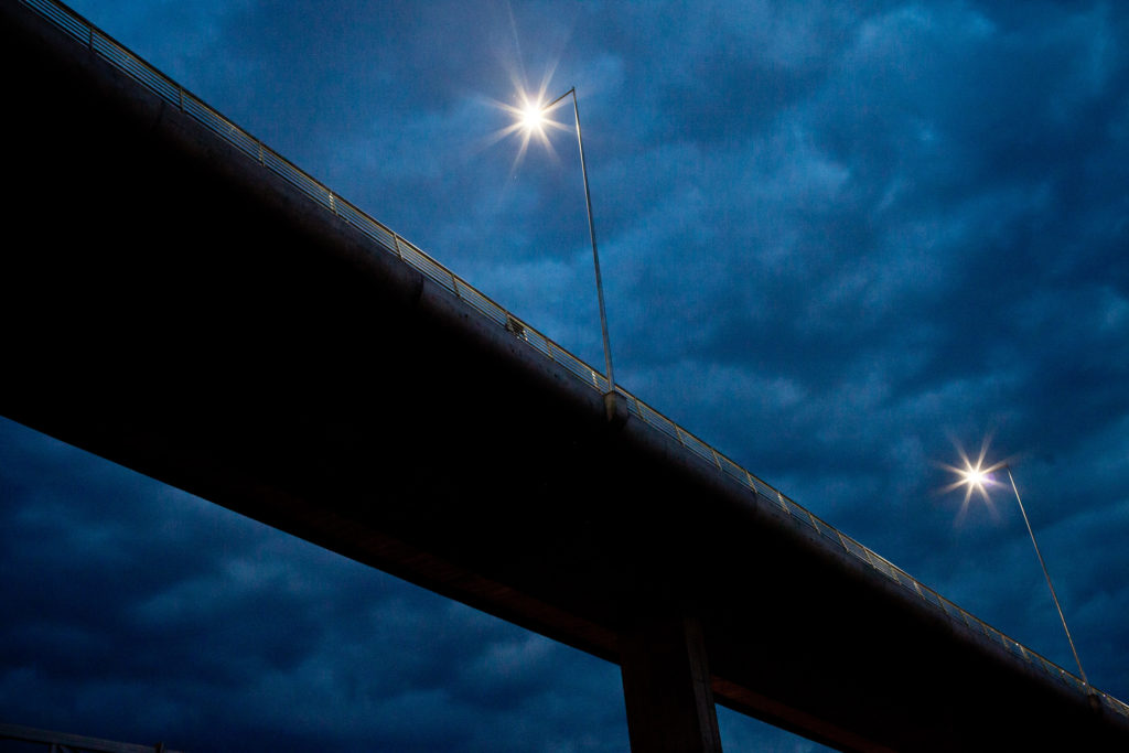 Vue de nuit d'une bretelle d'accès du pont Ada depuis la rive de la Sava, coté Belgrade, le 10 mai 2012. Le pont Ada (en Serbe: Most na Adi) ou alternativement le pont Sava est un pont à haubans sur la Sava à Belgrade en Serbie. Le pont traverse une partie de l'île Ada Ciganija et relie les municipalités de Cukarica et Nouveau Belgrade. Le pont est le plus long pont à haubans du monde à un seul pylône. La construction a officiellement commencé en 2008 et le pont a été inauguré le 1er janvier 2012. Toutes les routes annexes devraient être terminées d'ici 2013. Le pont est devenu un des symboles de Belgrade et une fierté nationale /// view of slip road to the Ada Bridge from the Sava river bank, Belgrade side, on May 10, 2012. The Ada bridge (Serbian: Most na Adi) or alternatively Sava bridge is a cable-stayed bridge over the Sava river in Belgrade, Serbia. The bridge crosses the tip of Ada Ciganlija island, connecting the municipalities of Cukarica and Novi Beograd. The bridge is the longest single-pylon cable-stayed bridge in the world.Construction officially began in 2008 and the bridge opened on 1 January 2012. All adjoining roads are planned to be completed by 2013. The bridge is becoming one of the Belgrade symbols and a source of national pride.