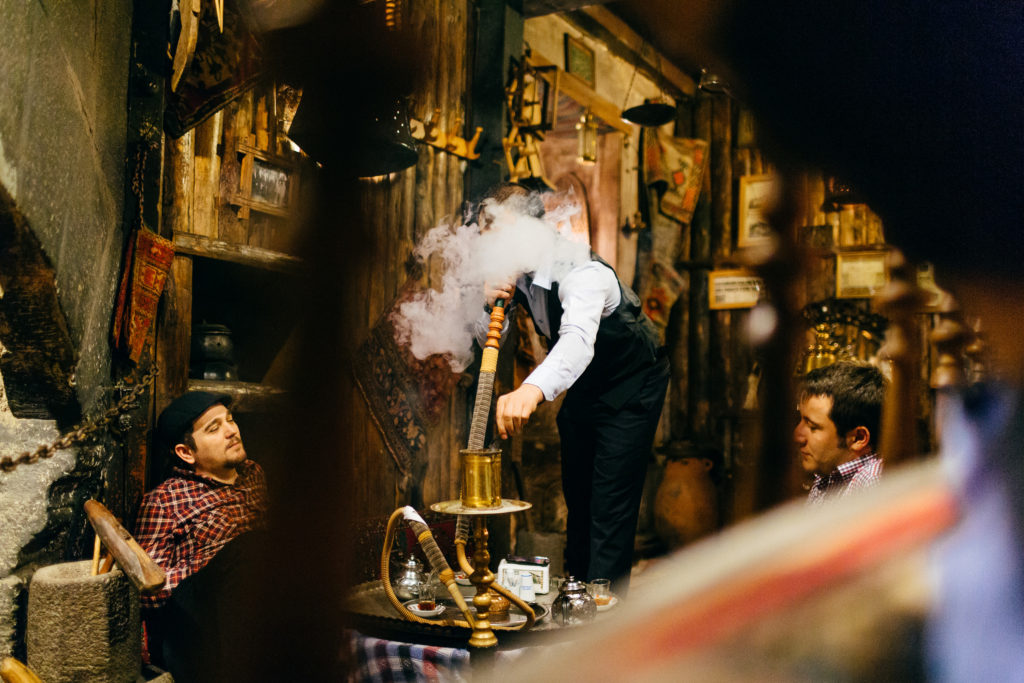 Erzurum Evleri est un extraordinaire restaurant, bar et salon de thé situé dans le centre d'Erzurum en Turquie. Le lieu existe depuis 10 ans. Un amoureux d'Erzurum a racheté une dizaine de vieux appartements en désuétudes du centre-ville historique pour les rattacher les uns aux autres et transformer le tout en véritable labyrinthe : un dédale d'une vingtaine de salles à l'inspiration ottomane où l'on s'assoit où l'on veut. L'ambiance se veut chaleureuse, on rentre en chaussons et en discrétion.
