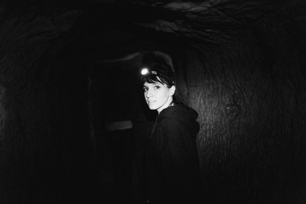 Sortie dans les galeries souterraines (catacombes) de Paris 13 avec Katarina Mijic, Alma Adilon, Pierre Morel et un groupe 5 de amis rencontrés sous terre la nuit d'Halloween le 31 octobre 2014.