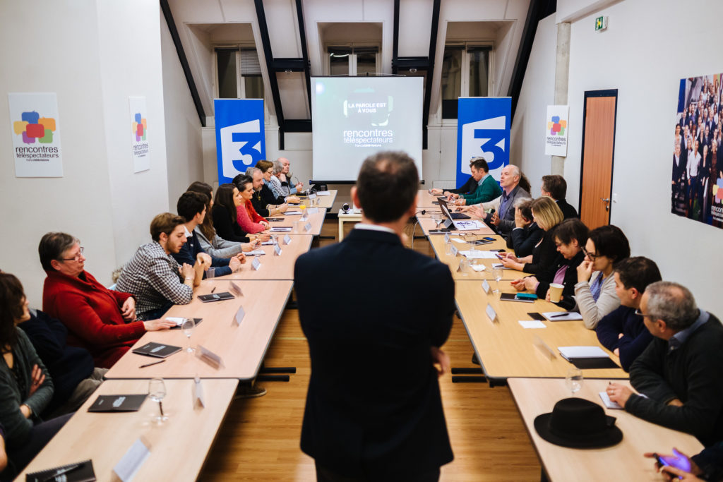 Les Rencontres Téléspectateurs de France Télévisions - Table Ronde sur le magazine à Lille le jeudi 19 janvier 2017 dans les locaux régional du groupe France Télévisions. Une vingtaine de participants se réunissent pendant 2 heures pour débattre de l'offre magazine au sein de France TV en présence de : Didier Cagny, directeur régional de France 3 Hauts-de-France, Fabienne Barollier, directrice adjointe des magazines France 5, en charge du pôle société et décryptage, Jean-Luc Douchet, journaliste et présentateur de l’émission « Dimanche avec vous » sur France 3 Hauts-de-France et Anthony Dufour, fondateur et gérant de la société de production Hikary. Le débat est animé par Jean-Maxence Granier (ThinkOut).
