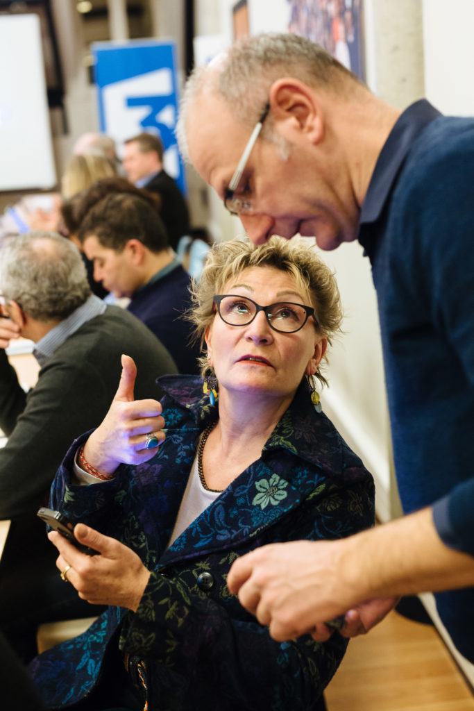 Les Rencontres Téléspectateurs de France Télévisions - Table Ronde sur le magazine à Lille le jeudi 19 janvier 2017 dans les locaux régional du groupe France Télévisions. Une vingtaine de participants se réunissent pendant 2 heures pour débattre de l'offre magazine au sein de France TV en présence de : Didier Cagny, directeur régional de France 3 Hauts-de-France, Fabienne Barollier, directrice adjointe des magazines France 5, en charge du pôle société et décryptage, Jean-Luc Douchet, journaliste et présentateur de l’émission « Dimanche avec vous » sur France 3 Hauts-de-France et Anthony Dufour, fondateur et gérant de la société de production Hikary. Le débat est animé par Jean-Maxence Granier (ThinkOut).