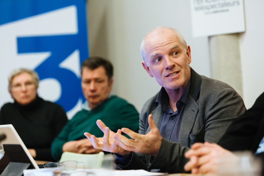 Les Rencontres Téléspectateurs de France Télévisions - Table Ronde sur le magazine à Lille le jeudi 19 janvier 2017 dans les locaux régional du groupe France Télévisions. Une vingtaine de participants se réunissent pendant 2 heures pour débattre de l'offre magazine au sein de France TV en présence de : Didier Cagny, directeur régional de France 3 Hauts-de-France, Fabienne Barollier, directrice adjointe des magazines France 5, en charge du pôle société et décryptage, Jean-Luc Douchet, journaliste et présentateur de l’émission « Dimanche avec vous » sur France 3 Hauts-de-France et Anthony Dufour, fondateur et gérant de la société de production Hikary. Le débat est animé par Jean-Maxence Granier (ThinkOut).