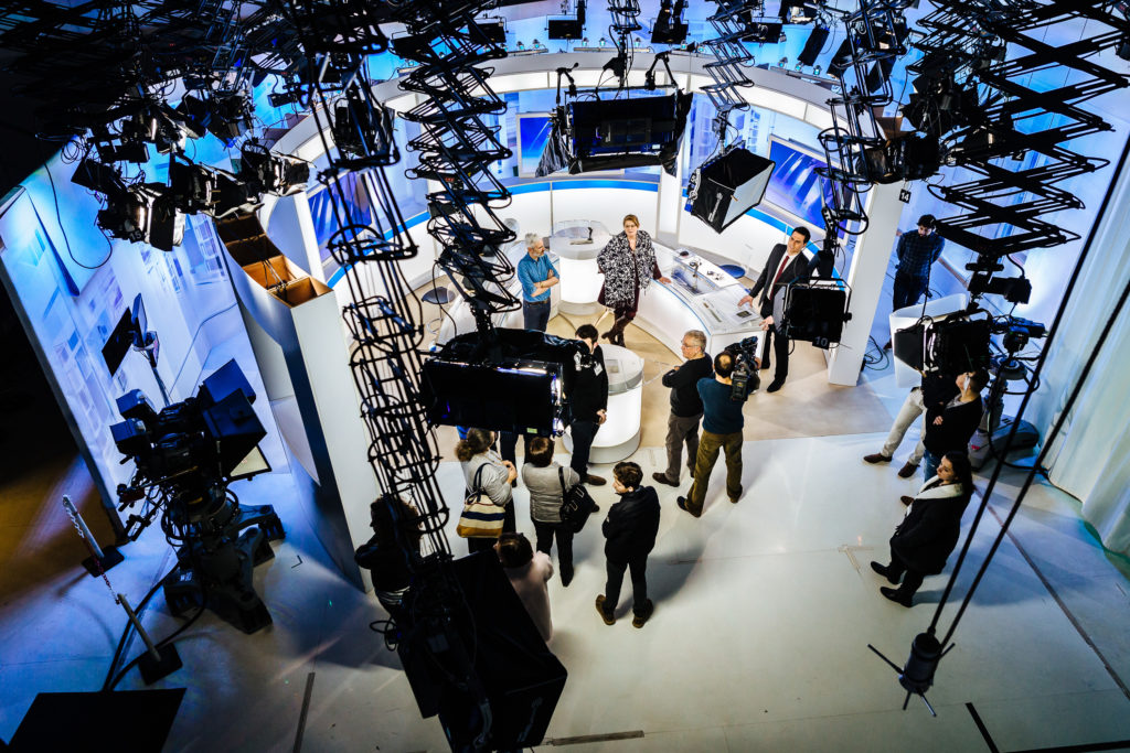 Les Rencontres Téléspectateurs de France Télévisions - Table Ronde sur le magazine à Limoges le jeudi 2 février 2017  dans les locaux régional France 3 nouvelle Aquitaine du groupe France Télévisions. Une vingtaine de participants se réunissent pendant 2 heures pour débattre de l'offre magazine au sein de France TV en présence de : Christophe Zirnhelt, présentateur de l’émission « 9:50 matin » sur France 3 Nouvelle Aquitaine ; Dominique Papon, directeur délégué à l’antenne et aux programmes de France 3 Nouvelle Aquitaine ; Patricia Corphie, directrice adjointe aux magazines de France 5 ; Jean-Baptiste Brumelot, conseiller de programmes des magazines de France 2. Le débat est animé par Bastien Amiel (Think Out).