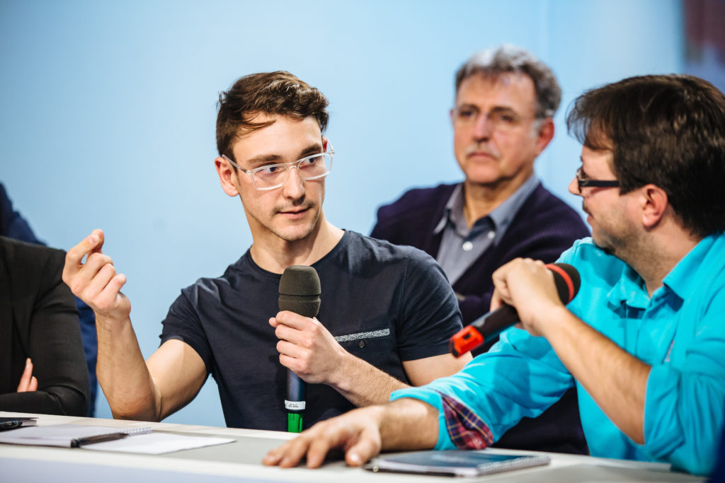 Les Rencontres Téléspectateurs de France Télévisions - Table Ronde sur l'information à Dijon dans les locaux régional de France 3 Bourgogne du groupe France Télévisions. Une trentaine de participants se réunissent pendant 2 heures pour débattre de l'information au sein de France TV en présence de : Patrice Schumacher, directeur régional de France 3 Bourgogne Franche-Comté ; Agnès Molinier, directrice adjointe opérationnelle, en charge des journaux télévisés du matin sur France 2 et France 3 ; Martin Gouesse, responsable de la coordination des rédactions web et antennes à France Info ; Samuel Peltier rédacteur en chef de France 3 Bourgogne ; Marie-Laure Augry, médiatrice des rédactions de France 3.