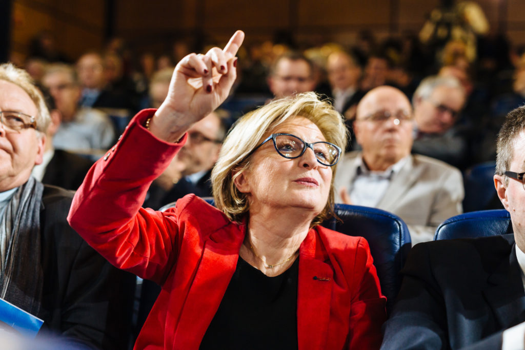 Les Rencontres Téléspectateurs de France Télévisions - Agora avec des élus (maires) au siège du groupe France Télévisions à Paris. Une centaines d'élus se réunissent pendant 2 heures pour débattre de France Télévision en présence de : Delphine Ernotte (présidente de France Télévisions), Michel Field, Yannick Letranchant, Dana Hastier, Abd Al Malik, Line Renaud et Jean-Paul Delevoye. Le débat est animé par Laurent Delahousse.