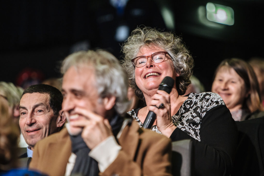 Les Rencontres Téléspectateurs de France Télévisions - Agora à Marseille le 1er mars 2017 dans l'auditorium du Mucem. Environ 200 participants se réunissent pendant 2 heures pour débattre de France TV en présence de : Delphine Ernotte, Présidente de France Télévisions ; Laetitia Recayte, Directrice du développement commercial de France Télévisions ; Nathalie Darrigrand, Directrice exécutive de France 5, Jean Paul Denoyelle ; Isabelle Staes ; Antoine Gouy, comédien et Claire Borotra, comédienne et productrice. Le débat est animé par Thierry Bezer, journaliste.