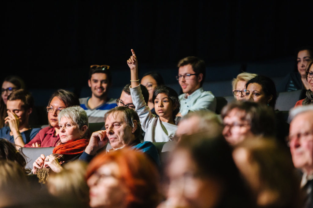 Les Rencontres Téléspectateurs de France Télévisions - Agora à Marseille le 1er mars 2017 dans l'auditorium du Mucem. Environ 200 participants se réunissent pendant 2 heures pour débattre de France TV en présence de : Delphine Ernotte, Présidente de France Télévisions ; Laetitia Recayte, Directrice du développement commercial de France Télévisions ; Nathalie Darrigrand, Directrice exécutive de France 5, Jean Paul Denoyelle ; Isabelle Staes ; Antoine Gouy, comédien et Claire Borotra, comédienne et productrice. Le débat est animé par Thierry Bezer, journaliste.