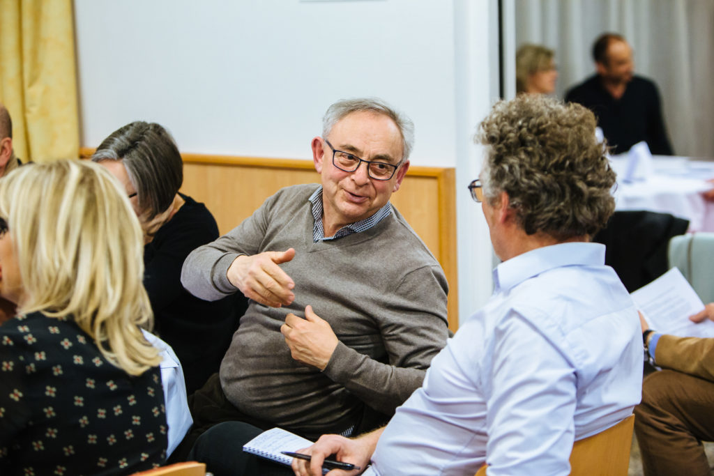 Les Rencontres Téléspectateurs de France Télévisions - Atelier de création sur le documentaire à l'hôtel Novotel de La Rochelle le lundi 13 mars 2017. 50 participants se réunissent pendant 2 heures pour débattre du documentaire au sein de France TV en présence de : Jean-François Karpinski, conseiller aux programmes de la Nouvelle-Aquitaine ; Jean-Paul Belloir, administrateur de production Nouvelle-Aquitaine ; Charles-Henri Royer, responsable de programmes France 4, documentaires et magazines ludo éducatifs ; Isabelle Morand, adjointe à la directrice de l’Unité Documentaires de France 5 en charge de la coordination et de la case Science grand format – Les Mercredis de France 5 ; Louis Castro, conseiller de programmes aux documentaires de France 3 ; Eric Pasquier, président des Escales documentaires de La Rochelle ; Didier Rotten, réalisateur et producteur.