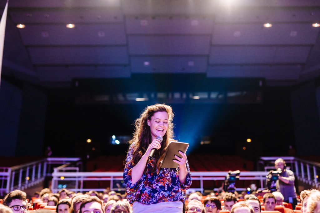 Les Rencontres Téléspectateurs de France Télévisions - Agora à Angers le 16 mars 2017 dans l'auditorium du Centre des Congrès. Environ 200 participants se réunissent pendant 2 heures pour débattre de France TV en présence de : Delphine Ernotte, Présidente de France Télévisions ; Caroline Got, Directrice exécutive de France 2 ; Nathalie Darrigrand, Directrice exécutive de France 5 ; Olivier Py, Directeur du Festival d’Avignon ; Joey Starr, Rappeur, Producteur et Comédien. Le débat sera animé par Emmanuel Faure de France 3 Pays de La Loire.