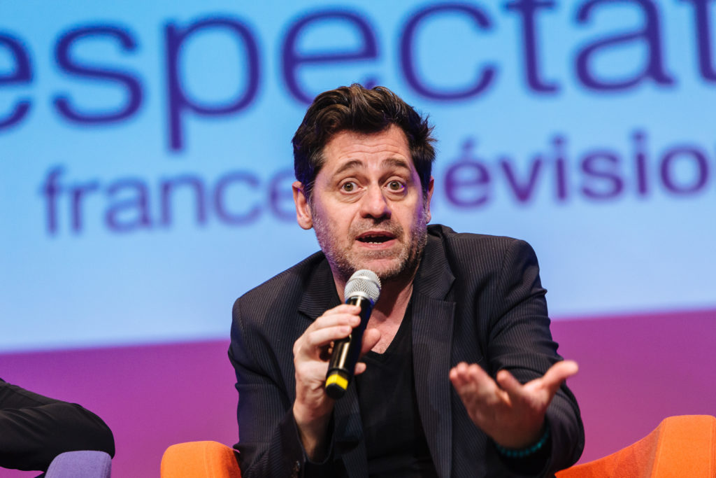 Les Rencontres Téléspectateurs de France Télévisions - Agora à Angers le 16 mars 2017 dans l'auditorium du Centre des Congrès. Environ 200 participants se réunissent pendant 2 heures pour débattre de France TV en présence de : Delphine Ernotte, Présidente de France Télévisions ; Caroline Got, Directrice exécutive de France 2 ; Nathalie Darrigrand, Directrice exécutive de France 5 ; Olivier Py, Directeur du Festival d’Avignon ; Joey Starr, Rappeur, Producteur et Comédien. Le débat sera animé par Emmanuel Faure de France 3 Pays de La Loire.