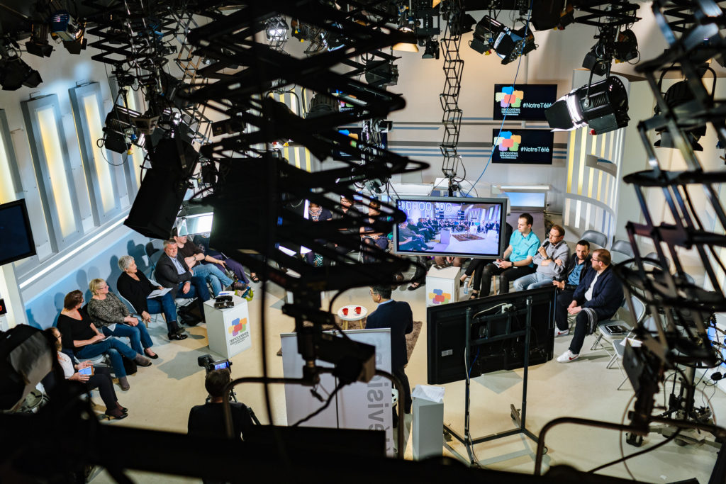 Les Rencontres Téléspectateurs de France Télévisions - Table Ronde sur la fiction à Nancy le 4 avril 2017 dans les locaux régional du groupe France Télévisions (France 3 Grand Est). Une trentaine de participants se réunissent pendant 2 heures pour débattre de la Fiction au sein de France TV en présence de : Marie-Thérèse Montalto, Directrice régionale de France 3 Grand Est ; Paule Zajdermann, Conseillère fiction France 3 ; Didier Ohmer, Responsable marketing et communication France 3 Grand Est, animateur du débat et Jean-Louis Sonzogni, Réalisateur, Directeur photographie.