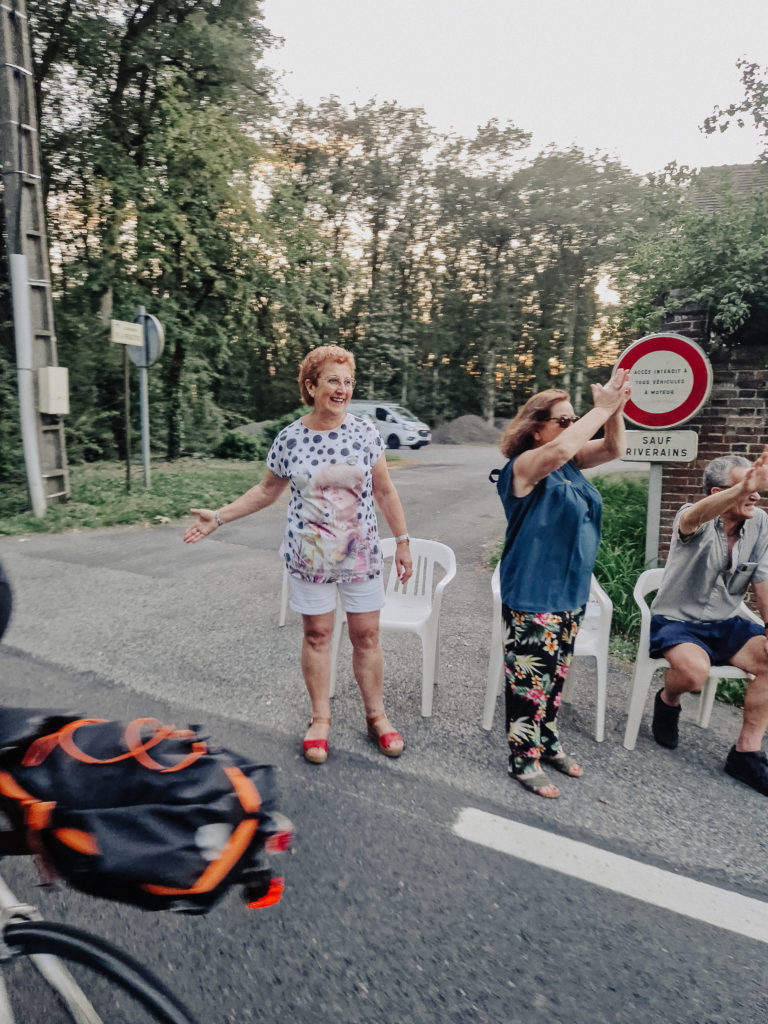 Spectacteurs et spectactrices de la randonnée cycliste du Paris-Brest-Paris se tenant du 20 au 24 aout 2023 avec plus de 6800 participant.e.s de 71 nationalités différentes.