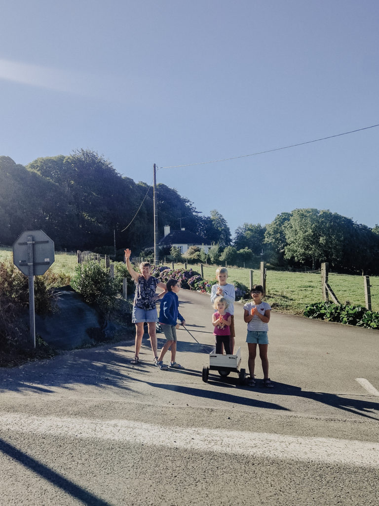 Spectacteurs et spectactrices de la randonnée cycliste du Paris-Brest-Paris se tenant du 20 au 24 aout 2023 avec plus de 6800 participant.e.s de 71 nationalités différentes.