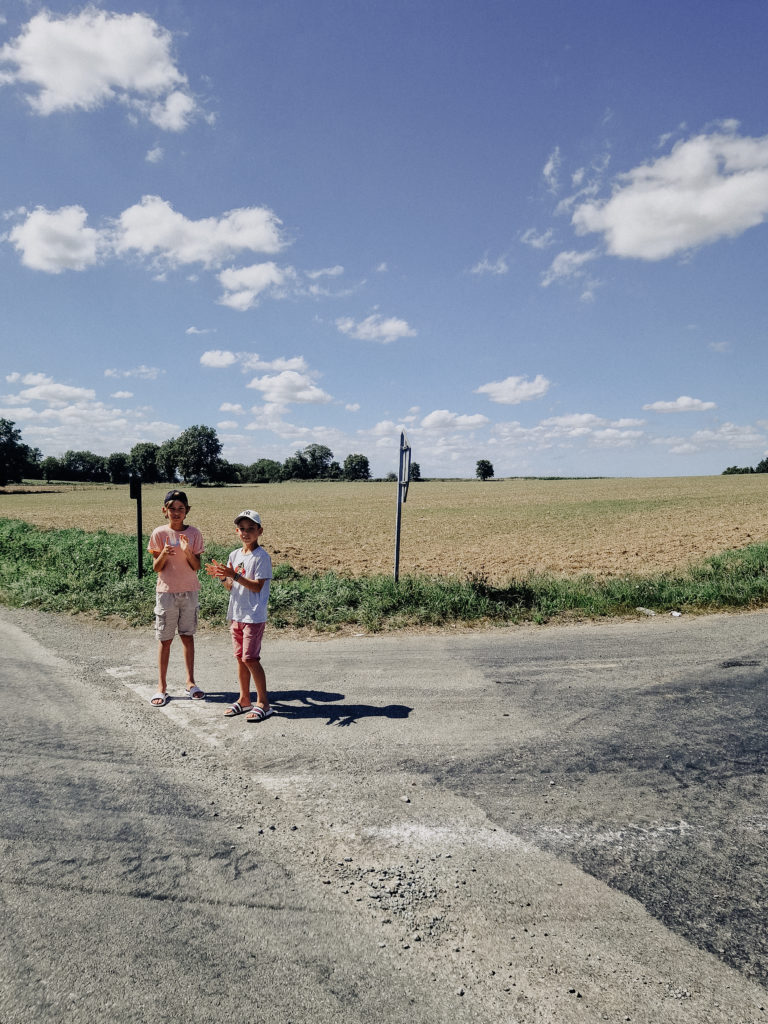 Spectacteurs et spectactrices de la randonnée cycliste du Paris-Brest-Paris se tenant du 20 au 24 aout 2023 avec plus de 6800 participant.e.s de 71 nationalités différentes.