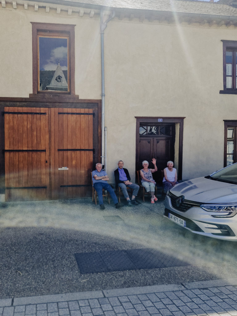 Spectacteurs et spectactrices de la randonnée cycliste du Paris-Brest-Paris se tenant du 20 au 24 aout 2023 avec plus de 6800 participant.e.s de 71 nationalités différentes.