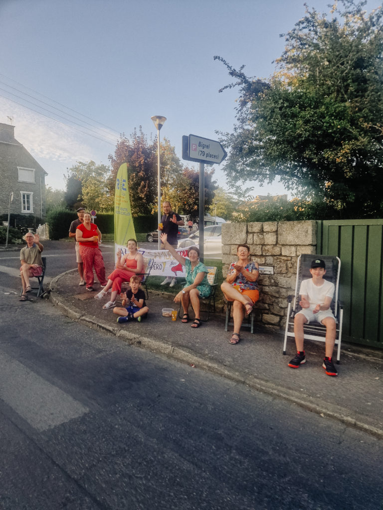 Spectacteurs et spectactrices de la randonnée cycliste du Paris-Brest-Paris se tenant du 20 au 24 aout 2023 avec plus de 6800 participant.e.s de 71 nationalités différentes.