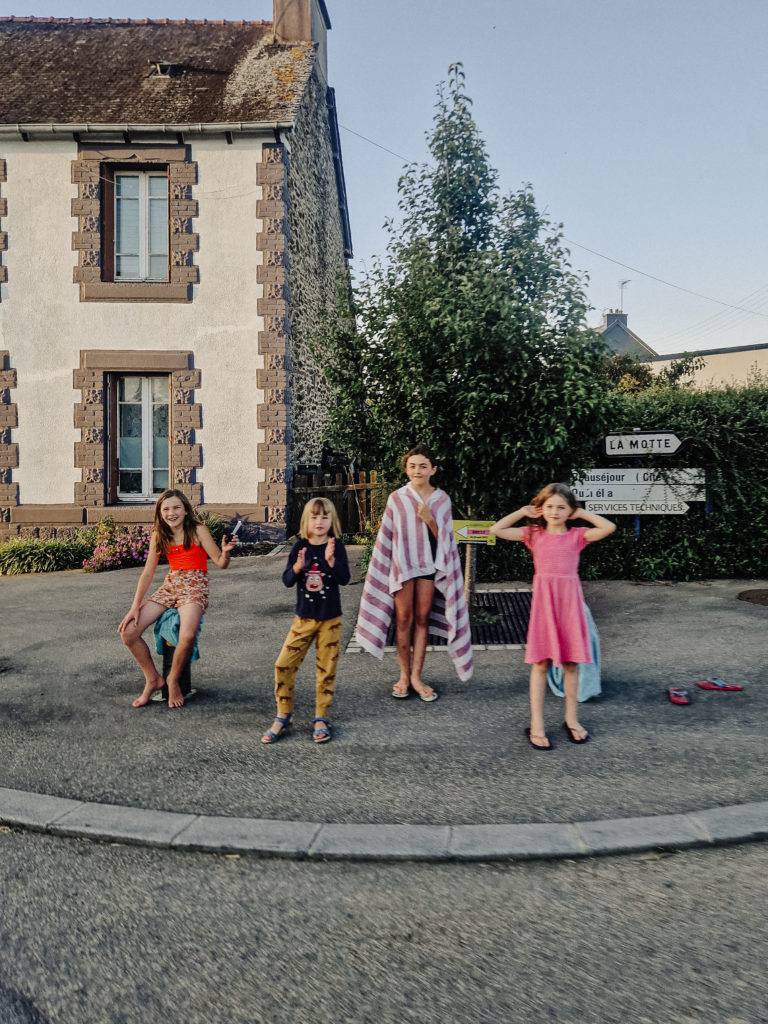 Spectacteurs et spectactrices de la randonnée cycliste du Paris-Brest-Paris se tenant du 20 au 24 aout 2023 avec plus de 6800 participant.e.s de 71 nationalités différentes.