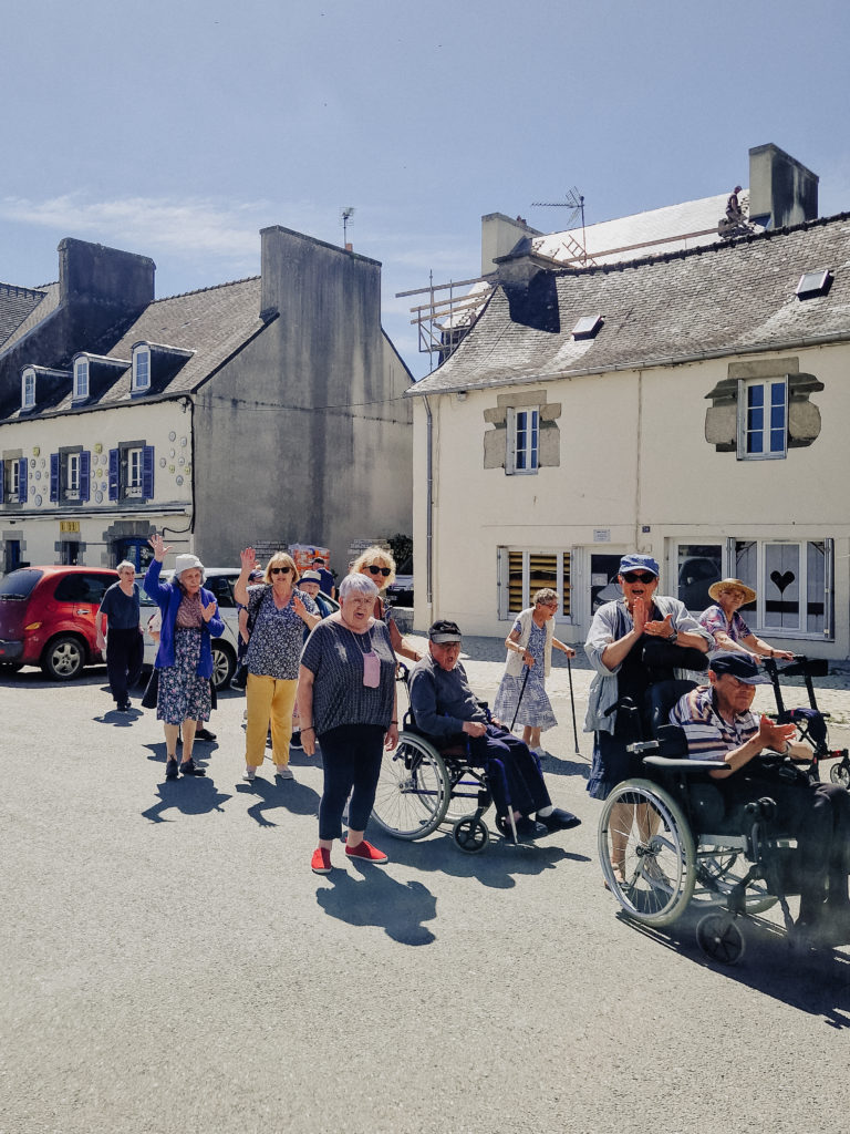 Spectacteurs et spectactrices de la randonnée cycliste du Paris-Brest-Paris se tenant du 20 au 24 aout 2023 avec plus de 6800 participant.e.s de 71 nationalités différentes.