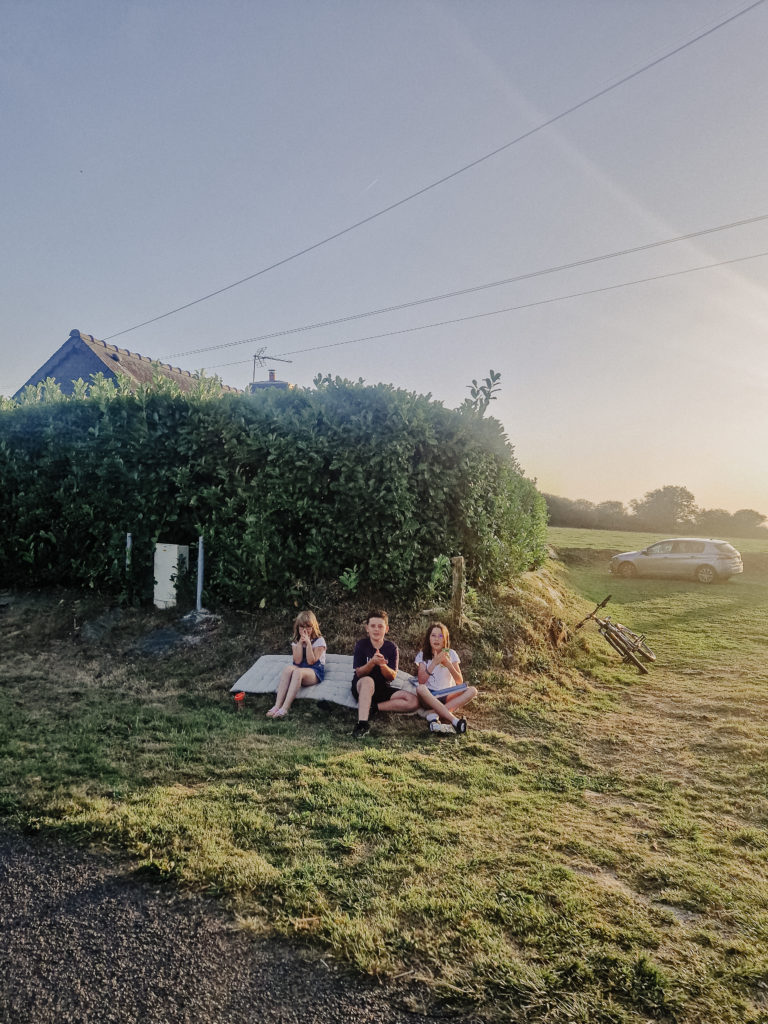 Spectacteurs et spectactrices de la randonnée cycliste du Paris-Brest-Paris se tenant du 20 au 24 aout 2023 avec plus de 6800 participant.e.s de 71 nationalités différentes.