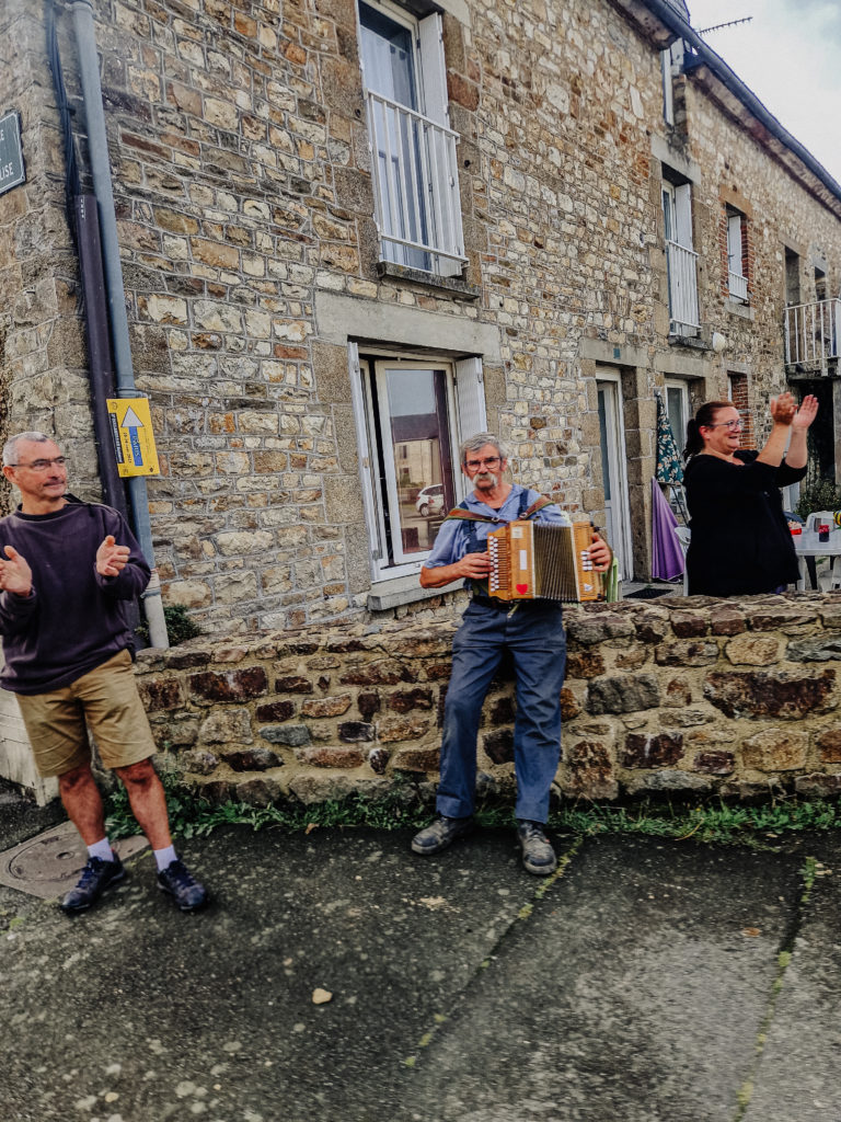 Spectacteurs et spectactrices de la randonnée cycliste du Paris-Brest-Paris se tenant du 20 au 24 aout 2023 avec plus de 6800 participant.e.s de 71 nationalités différentes.