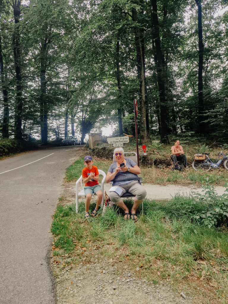 Spectacteurs et spectactrices de la randonnée cycliste du Paris-Brest-Paris se tenant du 20 au 24 aout 2023 avec plus de 6800 participant.e.s de 71 nationalités différentes.