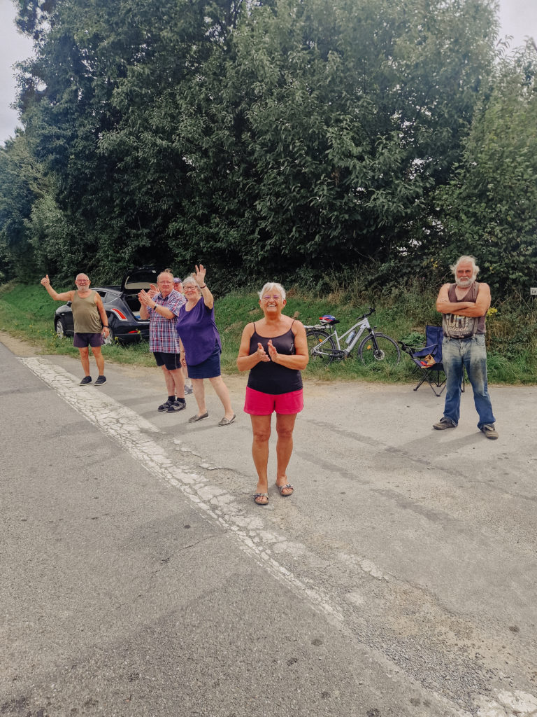 Spectacteurs et spectactrices de la randonnée cycliste du Paris-Brest-Paris se tenant du 20 au 24 aout 2023 avec plus de 6800 participant.e.s de 71 nationalités différentes.