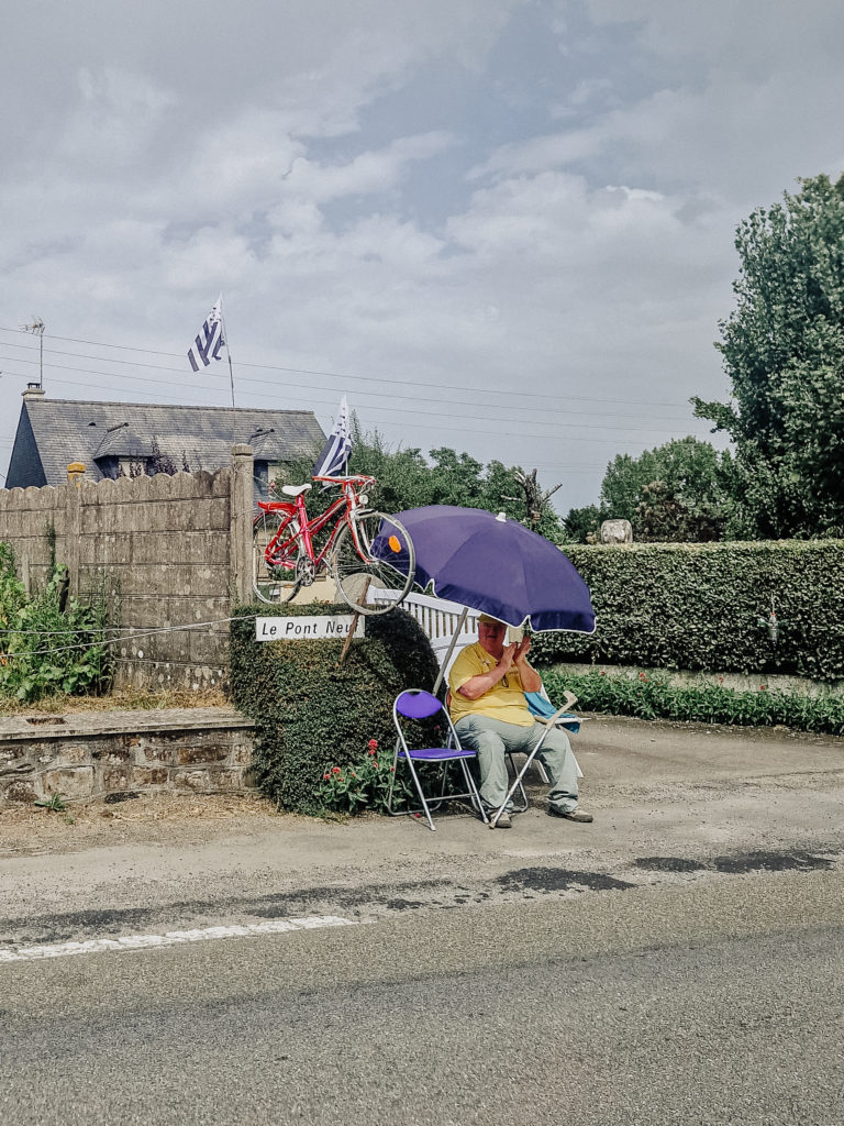 Spectacteurs et spectactrices de la randonnée cycliste du Paris-Brest-Paris se tenant du 20 au 24 aout 2023 avec plus de 6800 participant.e.s de 71 nationalités différentes.